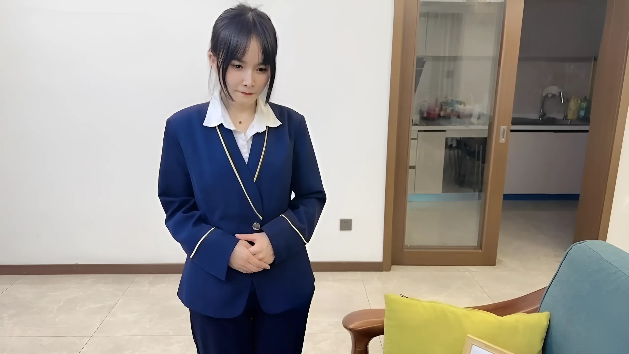 CM-41 フライト後は若い客室乗務員と一緒に休憩