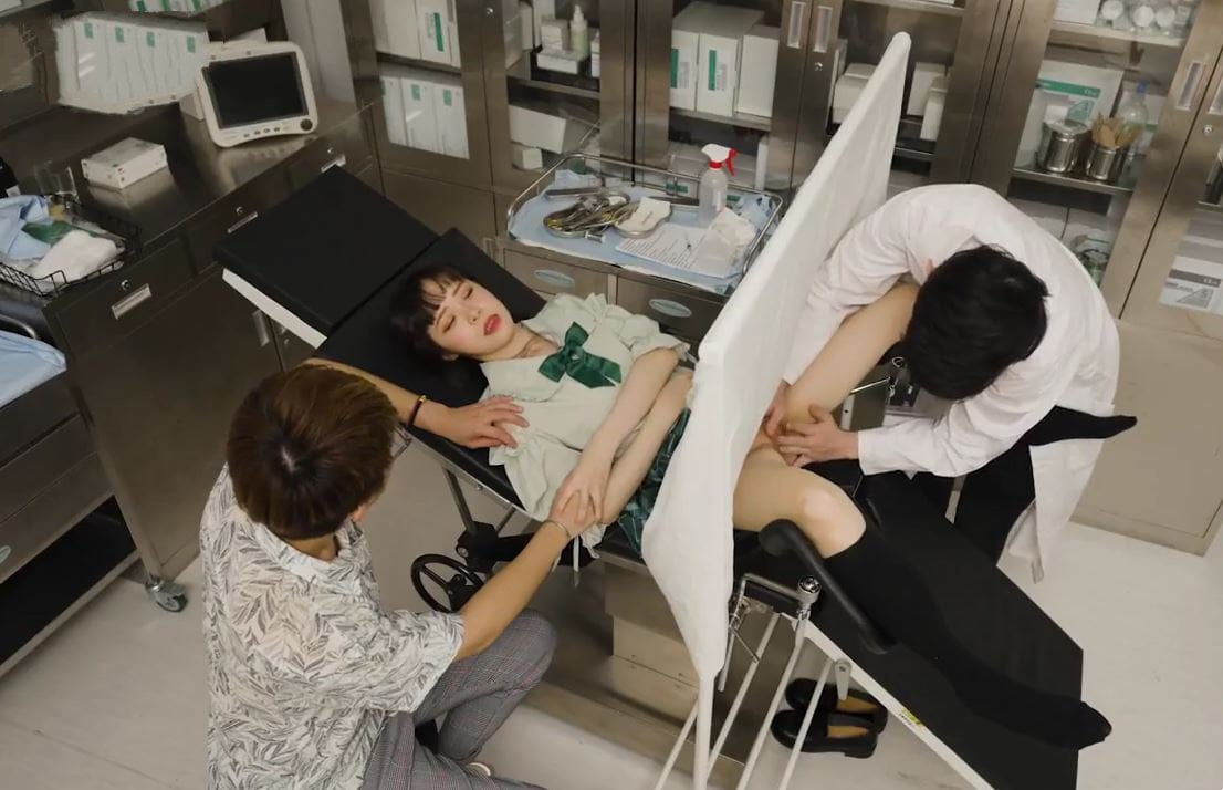 O marido levou a esposa para um exame ginecológico e encontrou um médico pervertido